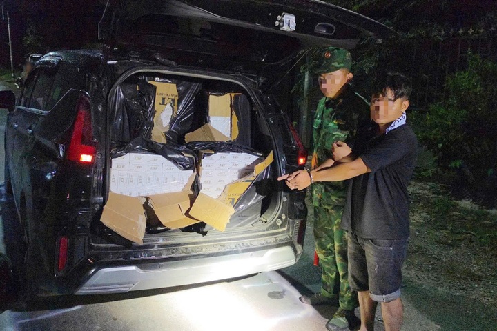 Tay Ninh police seize car carrying nearly 15,000 smuggled cigarettes - 1