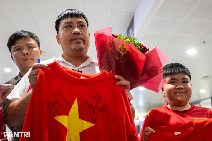 Fans pack Noi Bai Airport to welcome Vietnam team home - 4