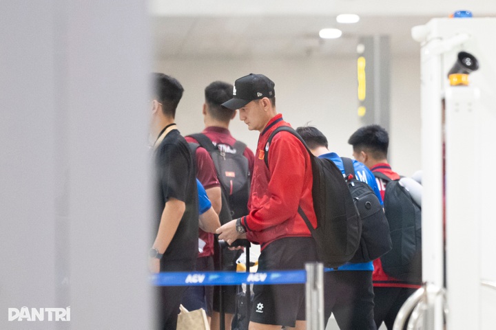 Fans pack Noi Bai Airport to welcome Vietnam team home - 3