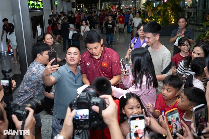 Fans pack Noi Bai Airport to welcome Vietnam team home - 7