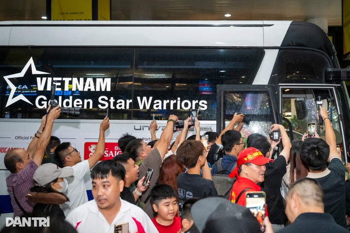 Fans pack Noi Bai Airport to welcome Vietnam team home - 11