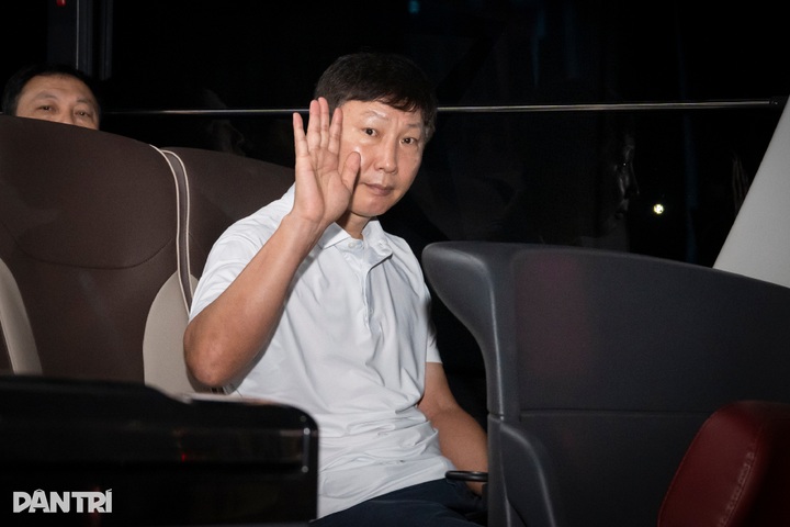 Fans pack Noi Bai Airport to welcome Vietnam team home - 10
