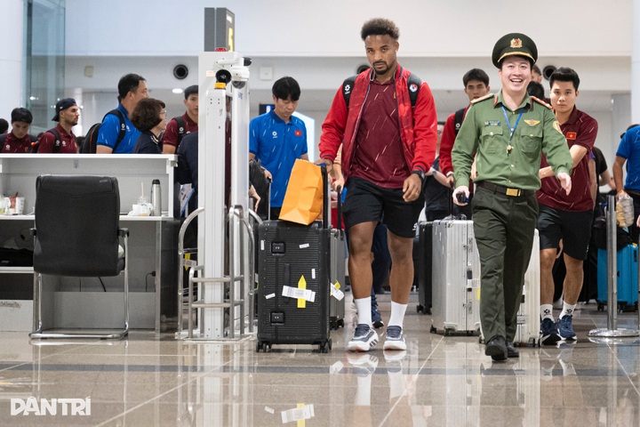 Fans pack Noi Bai Airport to welcome Vietnam team home - 5