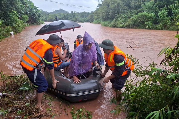 Lang Son flooded after heavy rain, water near rooftops - 10 Lang Son flooded after heavy rain, water near rooftops - 10