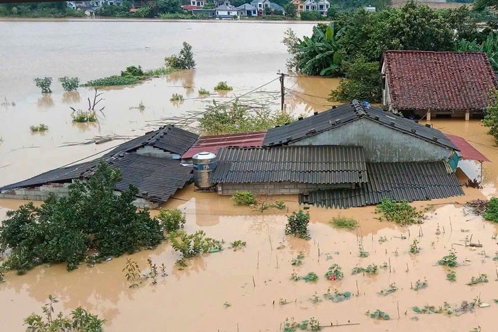 Lang Son flooded after heavy rain, water near rooftops - 4 Lang Son flooded after heavy rain, water near rooftops - 4