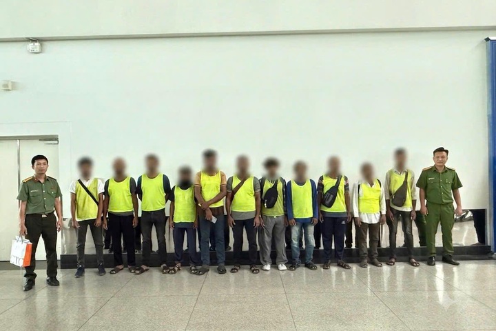 Tay Ninh deports 14 Bangladesh nationals over visa violations - 1