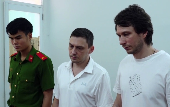 Khanh Hoa police hand over two wanted Russians to authorities - 1