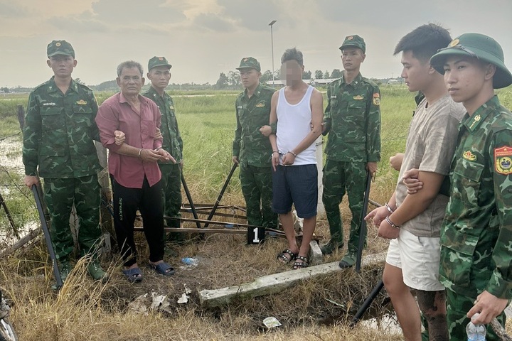 Two arrested over attempted illegal border crossing in Tay Ninh - 1
