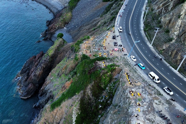 Khanh Hoa cliffside cafes raise safety concerns - 1