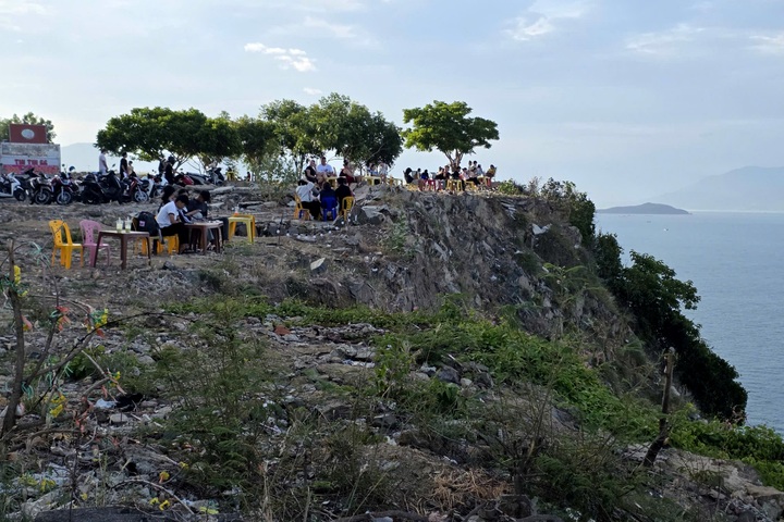 Khanh Hoa cliffside cafes raise safety concerns - 2