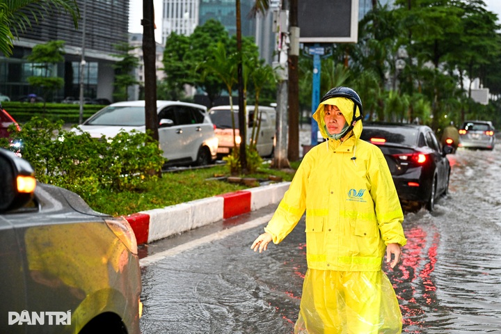 Overnight downpours flood Hanoi streets - 7 Overnight downpours flood Hanoi streets - 7