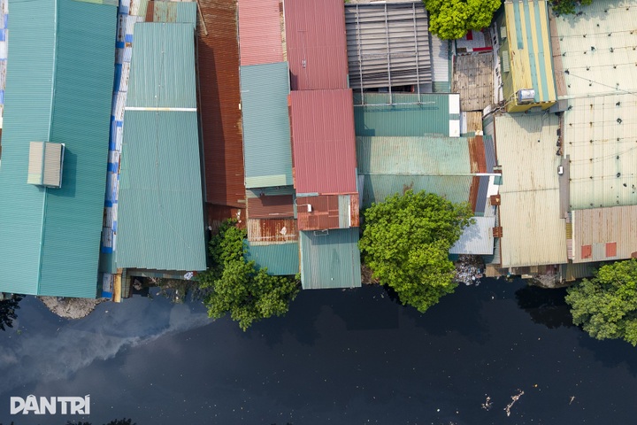 Hanoi orders crackdown on illegal structures along Nhue River - 2