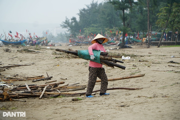 Sam Son beaches littered with debris after floods - 3