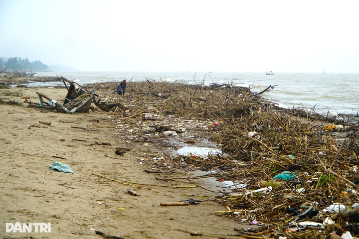 Sam Son beaches littered with debris after floods - 1