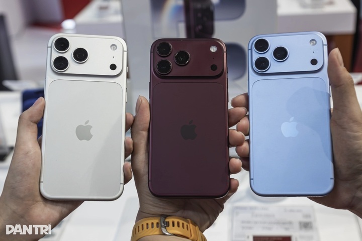 Premium smartphone prices rise sharply in Vietnam - 1