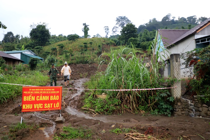300m crack prompts Lam Dong emergency in Dak Snao - 1
