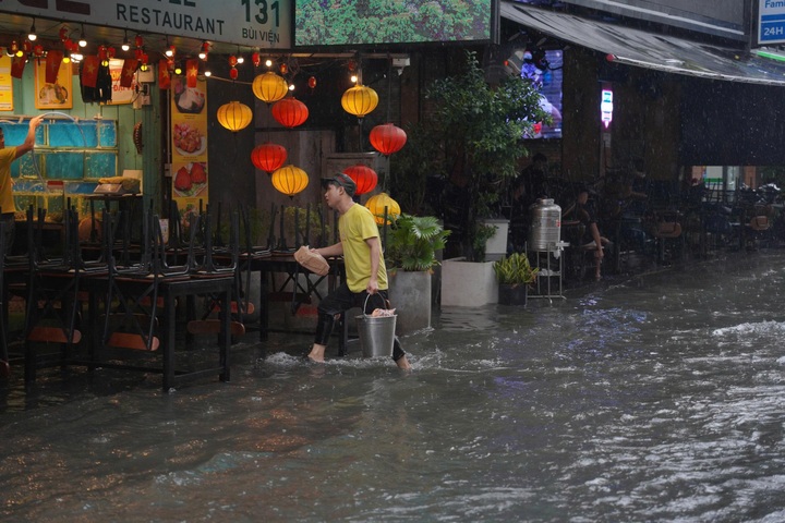 Downpours flood Bui Vien walking street in HCM City - 4