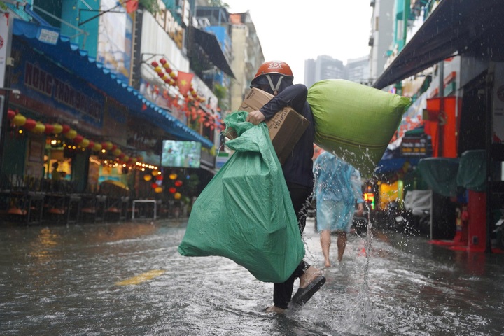 Downpours flood Bui Vien walking street in HCM City - 2