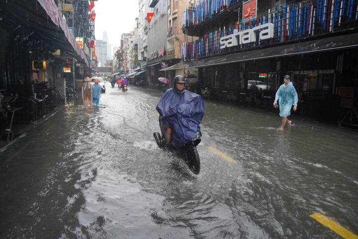 Downpours flood Bui Vien walking street in HCM City - 1