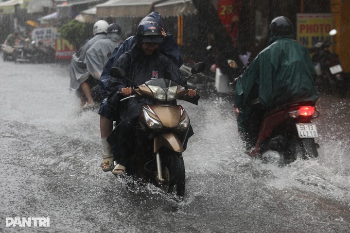 Downpours flood Bui Vien walking street in HCM City - 11