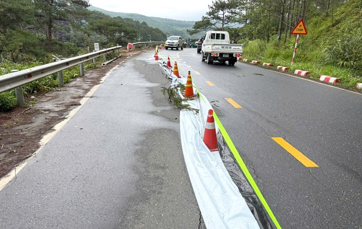 Long crack appears on Mimosa Pass in Dalat - 1 Long crack appears on Mimosa Pass in Dalat - 1