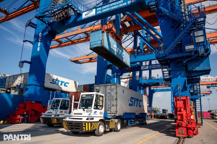 Vietnam returns to trade surplus after nine months of deficits - 1 Vietnam returns to trade surplus after nine months of deficits - 1