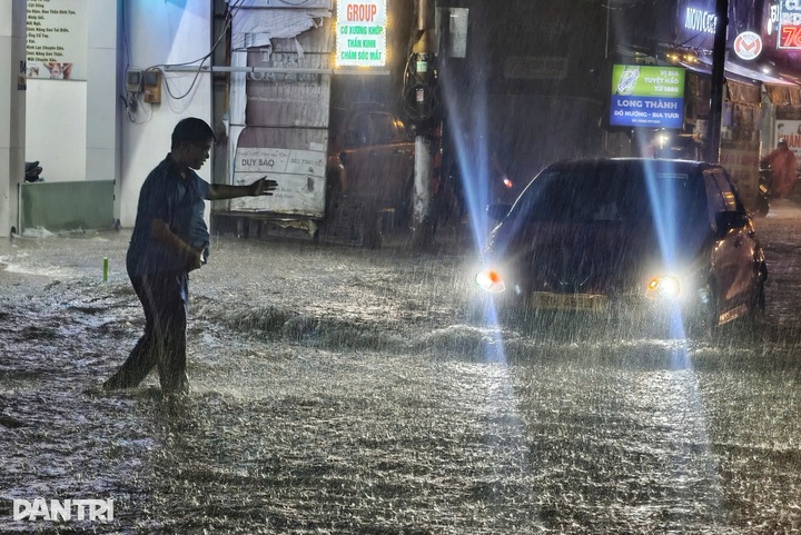 Heavy rain hits Ho Chi Minh City and southern Vietnam - 1