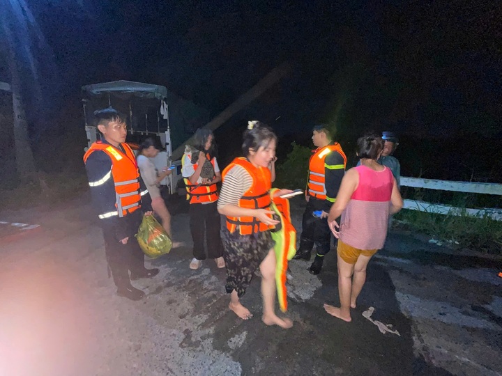 Rescuers save 12 people trapped by floodwaters in Ho Chi Minh City - 2