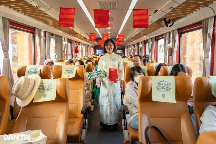 Heritage train offers tea, traditional music on Hanoi-Thai Nguyen route - 3