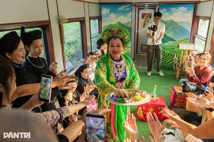 Heritage train offers tea, traditional music on Hanoi-Thai Nguyen route - 7