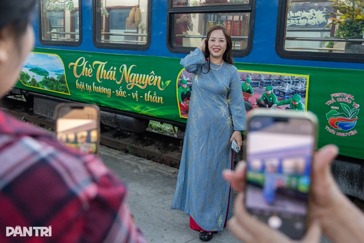 Heritage train offers tea, traditional music on Hanoi-Thai Nguyen route - 2
