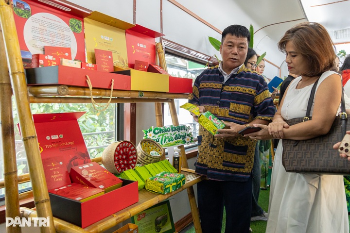 Heritage train offers tea, traditional music on Hanoi-Thai Nguyen route - 8