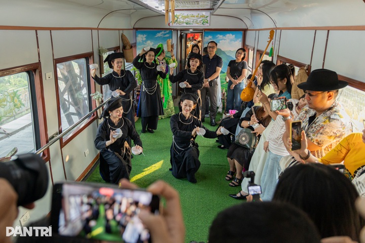 Heritage train offers tea, traditional music on Hanoi-Thai Nguyen route - 4