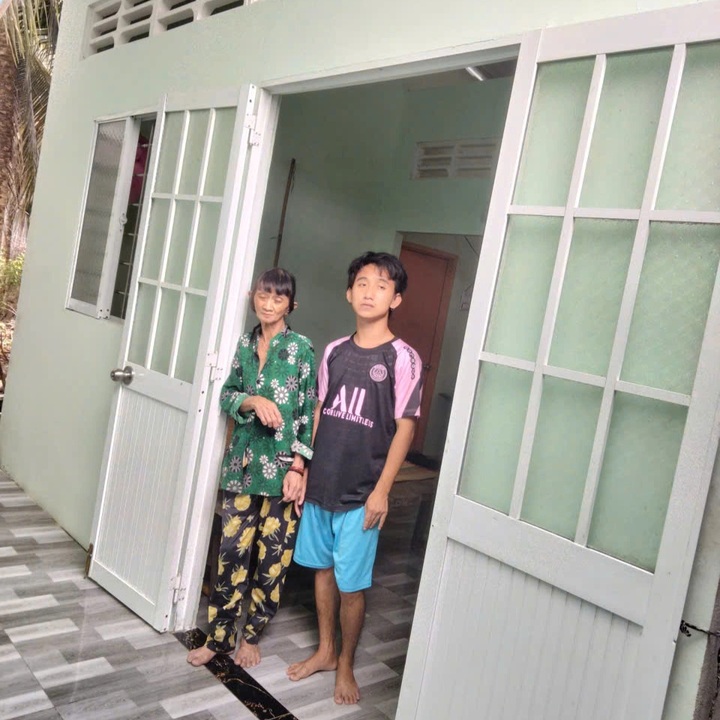 Two poor families in Can Tho receive new homes - 6