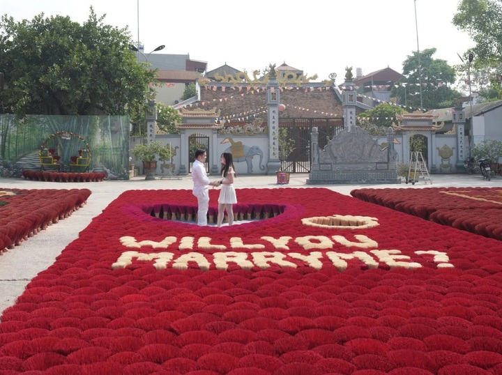Filipino man proposes in Hanoi using 1,500 bundles of incense sticks - 3
