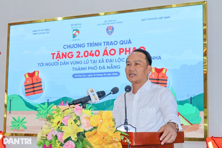 Dantri donates 2,040 life jackets to flood-hit communities in Danang - 5