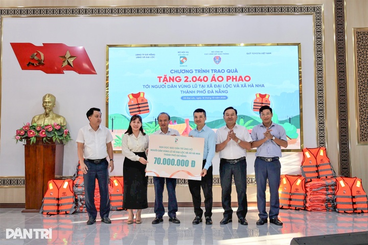 Dantri donates 2,040 life jackets to flood-hit communities in Danang - 2
