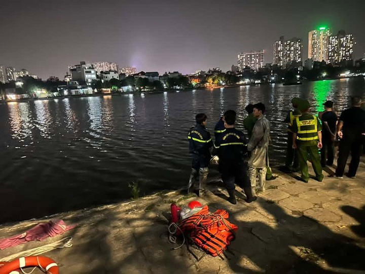 Two men drown while fishing at Hanoi lake - 1