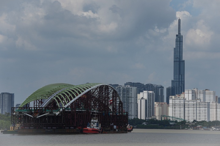3,400-tonne bridge span nears central HCM City by barge - 1