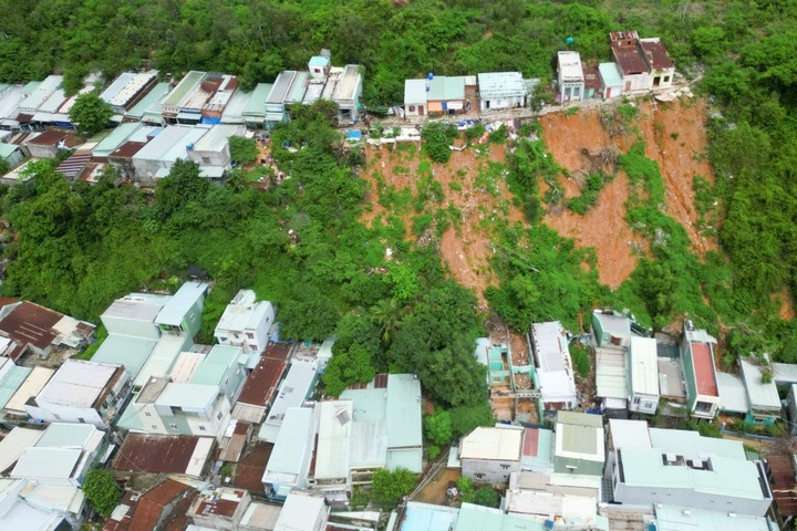 Vietnam proposes flattening Quy Nhon mountain to prevent landslides - 1