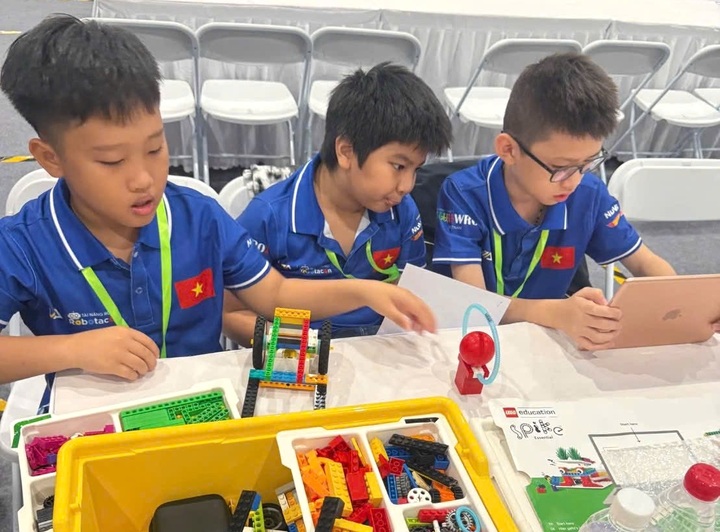 HCM City students win world robotics championship - 1