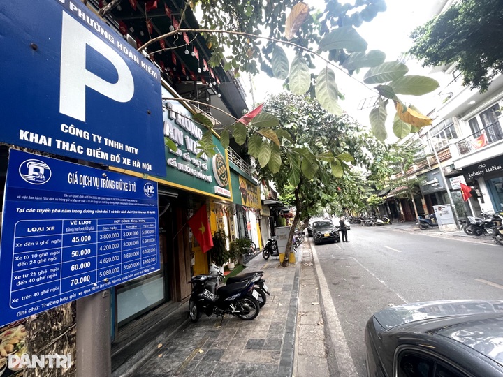 Hanoi residents change travel habits as parking fees rise - 1