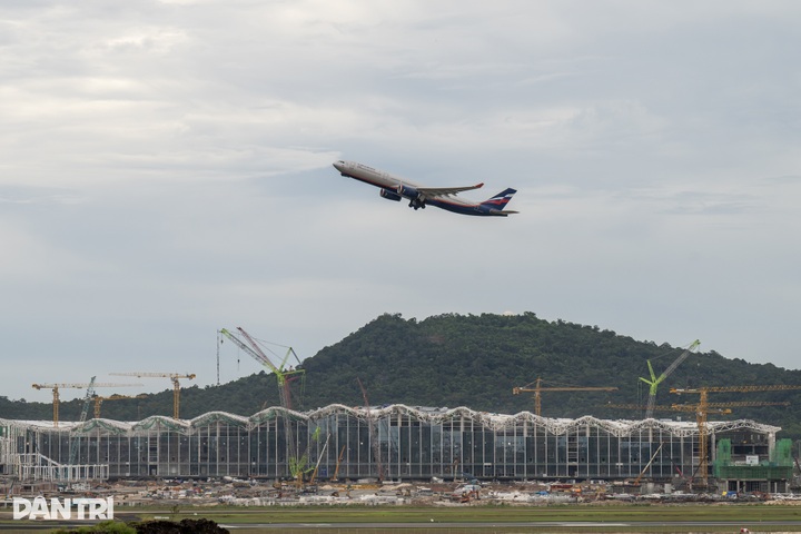 First flights use new runway at Phu Quoc airport - 13