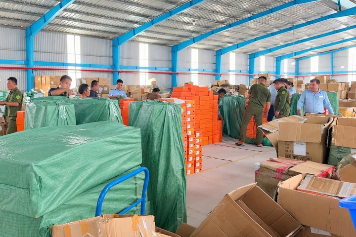 Tay Ninh seizes nearly 570,000 suspected smuggled products - 1