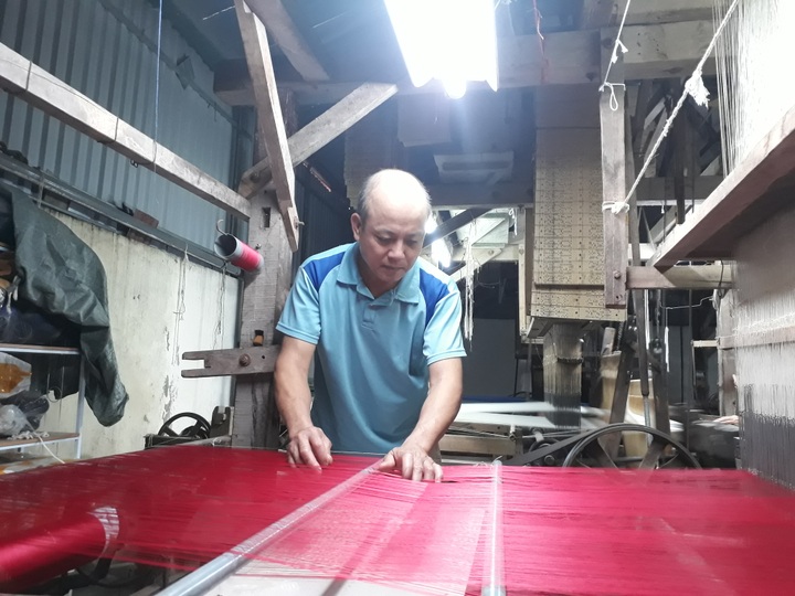 Cặp vợ chồng gìn giữ “trái tim” làng dệt the La Khê - 2