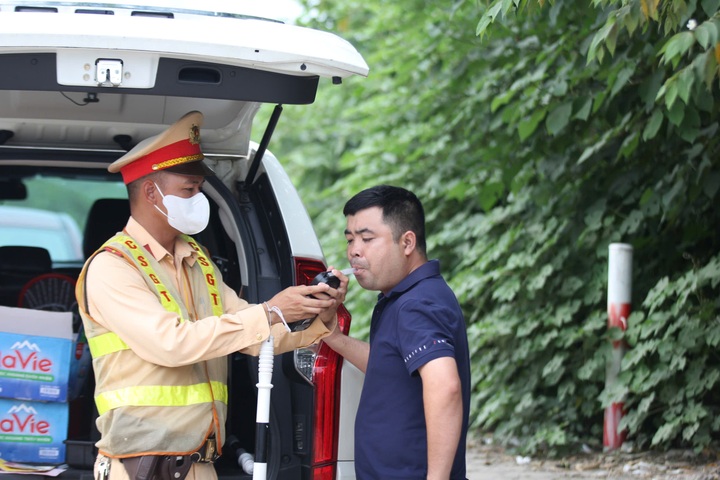 CSGT tăng cường tuyên truyền, kiểm tra nồng độ cồn xe vận tải hành khách - 4
