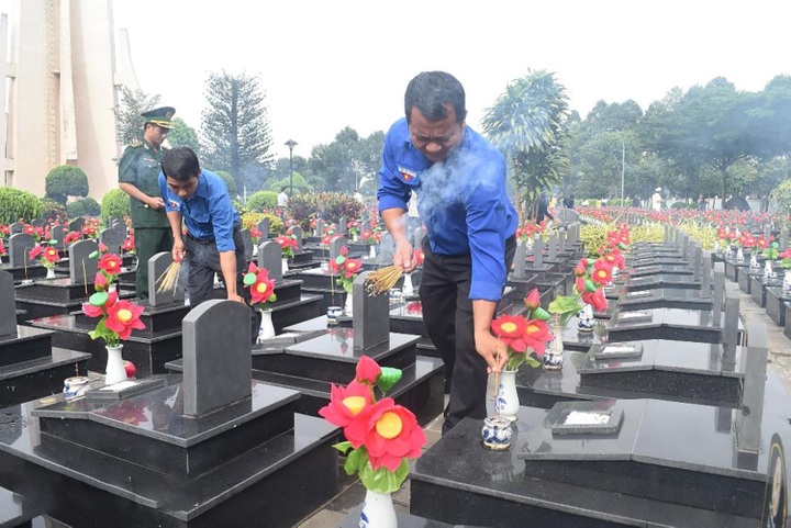 Đắk Lắk phát huy truyền thống anh hùng, chăm lo các gia đình chính sách - 2 Đắk Lắk phát huy truyền thống anh hùng, chăm lo các gia đình chính sách - 2