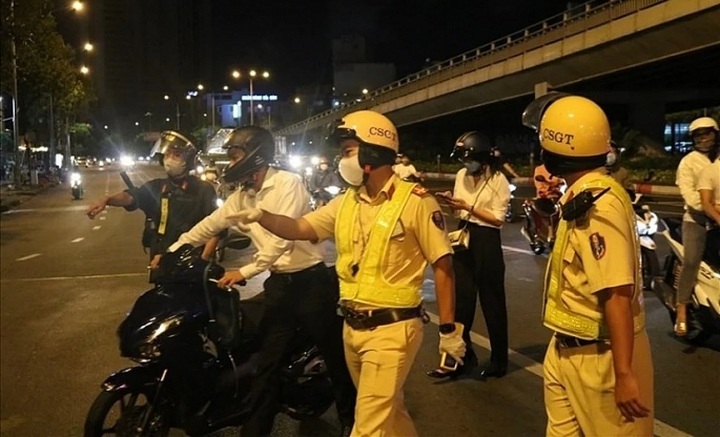 Uống rượu bia dắt xe máy vẫn có thể bị xử phạt vi phạm về nồng độ cồn - 1 Uống rượu bia dắt xe máy vẫn có thể bị xử phạt vi phạm về nồng độ cồn - 1