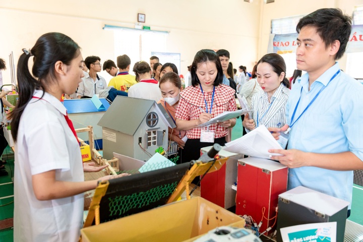 Lan tỏa niềm yêu thích khoa học trong học sinh - 2