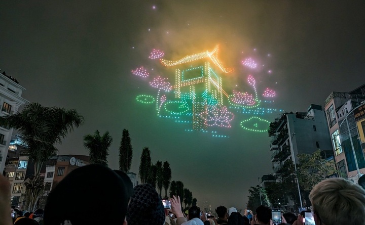 70 năm ngày Giải phóng Thủ đô: Bắn pháo hoa, trình diễn ánh sáng bằng drone - 2 70 năm ngày Giải phóng Thủ đô: Bắn pháo hoa, trình diễn ánh sáng bằng drone - 2